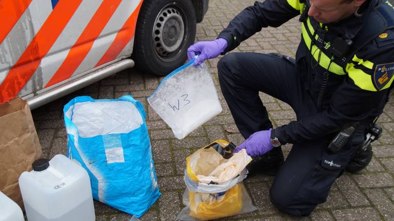 De politie trof een GHB-lab in een woning aan (foto: Erik Haverhals/Foto Persbureau Midden Brabant)