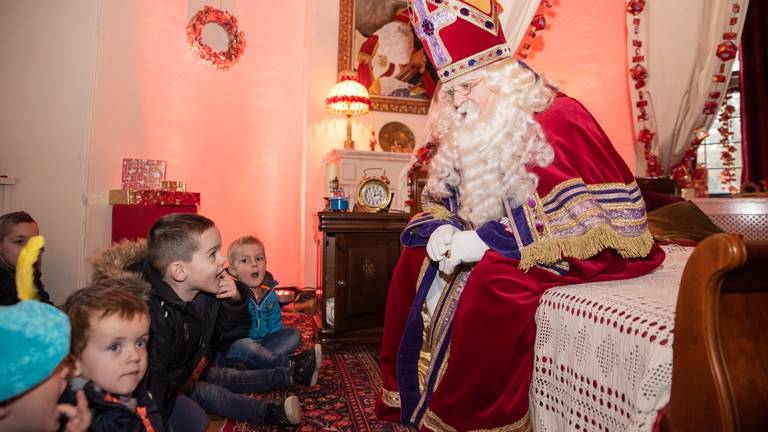 De kinderen mogen een kijkje nemen op de slaapkamer van Sinterklaas (foto: Kevin Cordewener).