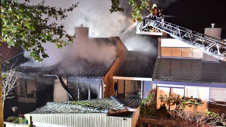 Grote uitslaande brand in rijtjeshuis in Boxtel (foto: Dave Hendriks/SQ Vision Mediaprodukties)