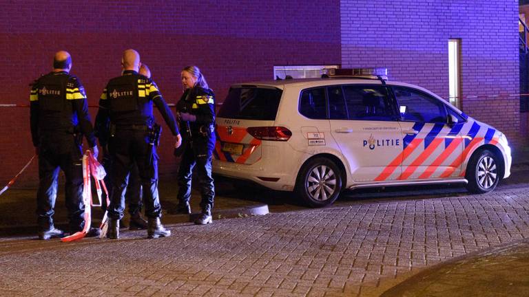 De politie doet onderzoek na de schietpartij. (Archieffoto: Tom van der Put)