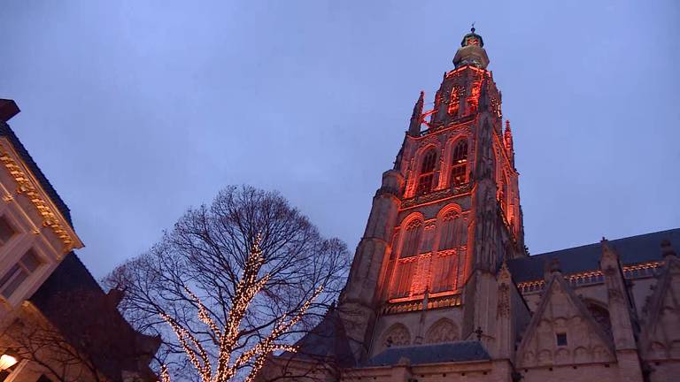 De Grote Kerk in Breda kleurt oranje. (Foto: Omroep Brabant)
