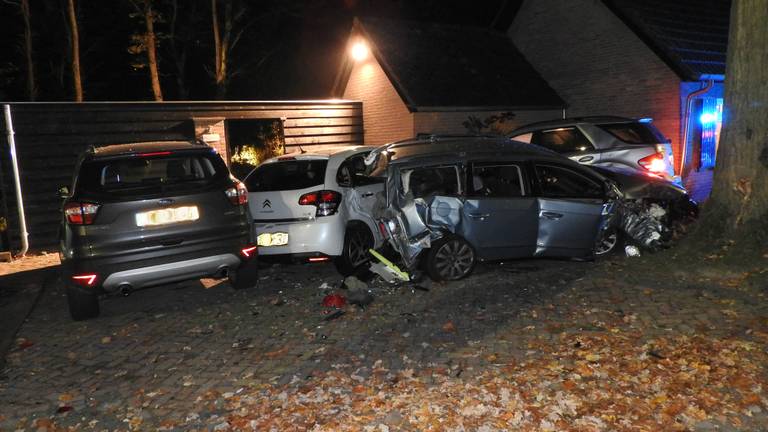 De Mercedes ramde meerdere auto's en belandde tegen de gevel. Foto: 112nieuwsonline