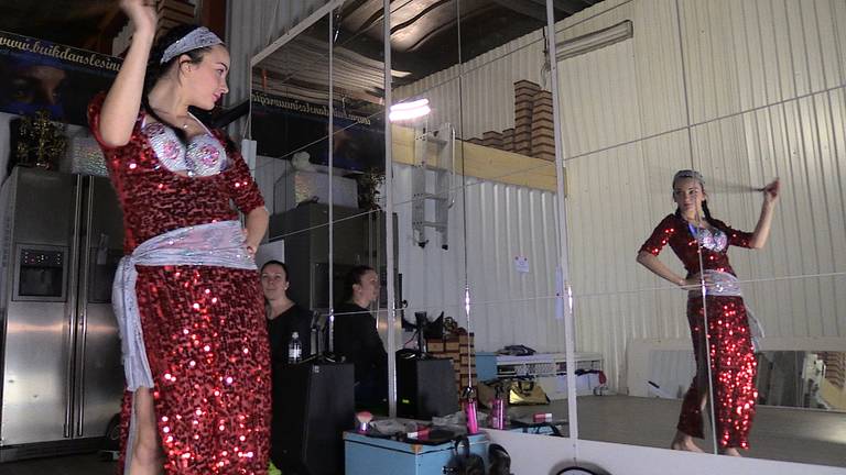 Roos Kuijpers traint voor het wereldkampioenschap buikdansen.