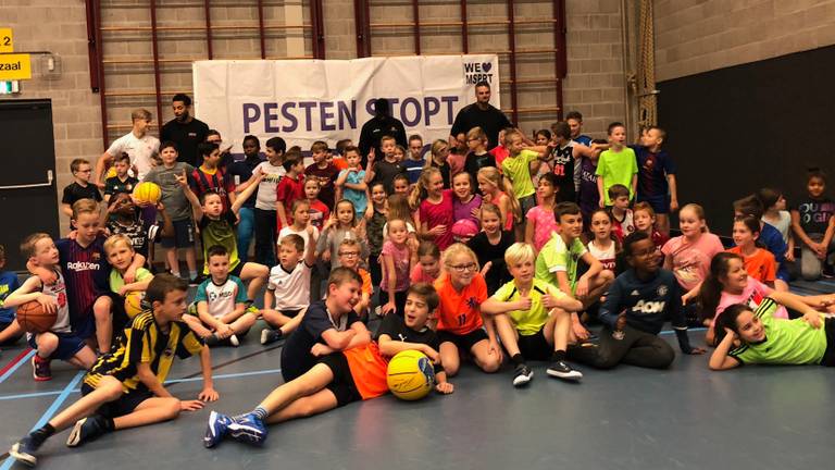 Bossche basisschool-kinderen krijgen basketballers met een missie op bezoek