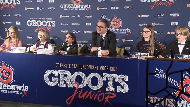 Guus Meeuwis met zijn management voor Groots Junior (Foto: Merel de Leuw)