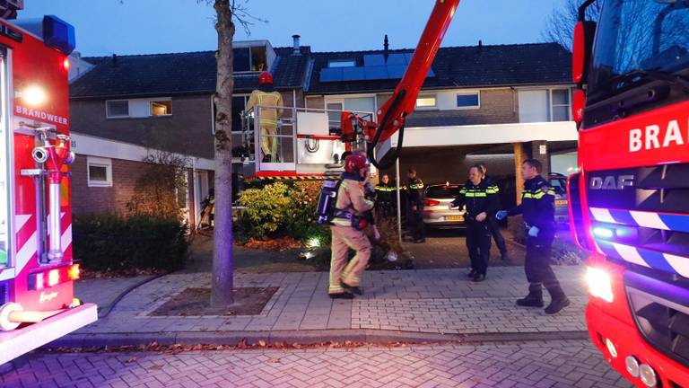 Brandweer en politie in actie na de brand (foto: Dave Hendriks).