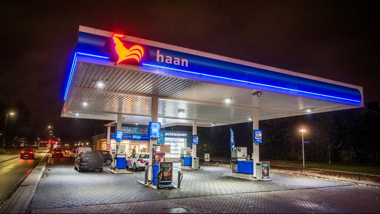 Gewapende overval op tankstation De Haan aan de Huizingalaan in Eindhoven (Foto: Sem van Rijssel)