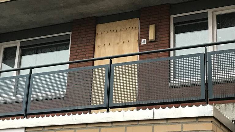 De deur van het appartement aan de Amerstraat in Breda is ondertussen dichtgetimmerd. (Foto: Eva de Schipper)