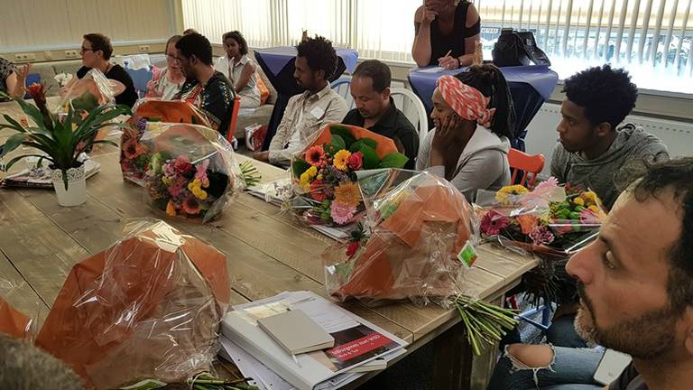 Bloemen voor de inburgeraars die startten met de cursus