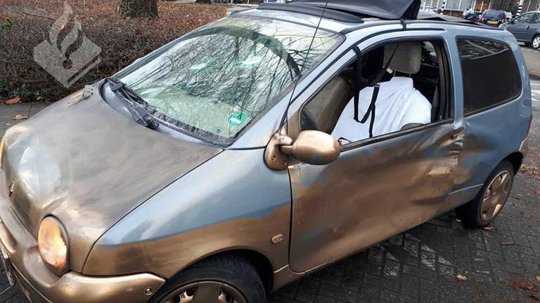 De auto van de man viel op door een grote deuk in het zijportier(foto: politieteam Tilburg-Centrum).