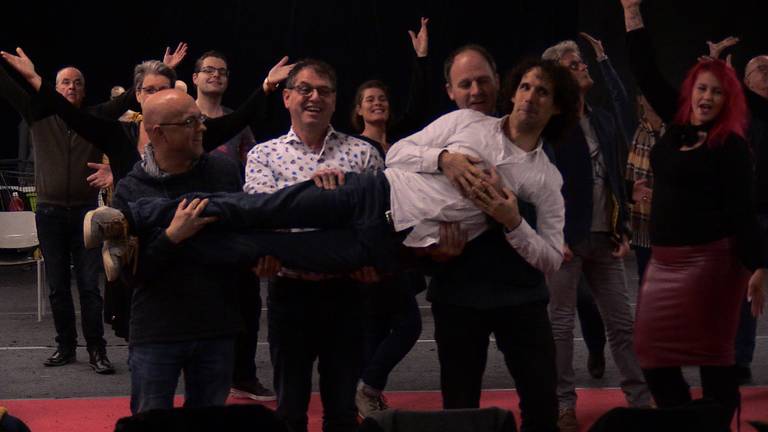 Repeteren voor de musical Uden in Noot.