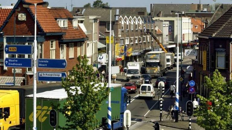 Vrachtverkeer dwars door het centrum van Valkenswaard ( Foto: Facebook Leefbaar Valkenswaard)