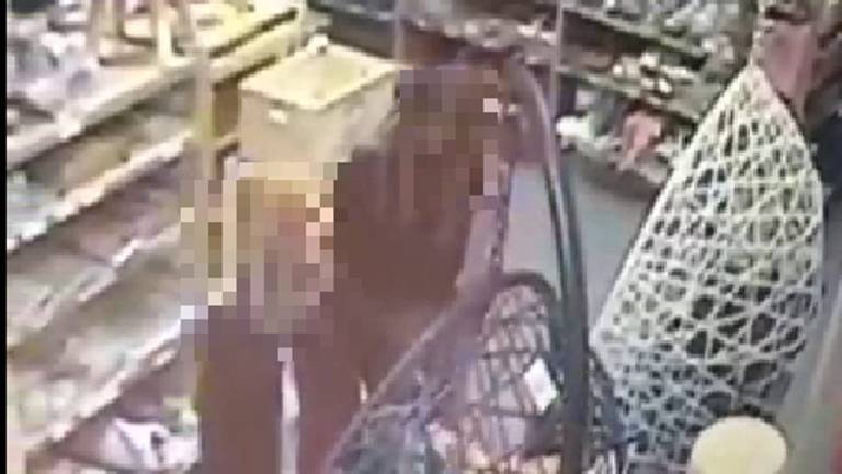 De zakkenroller is duidelijk in beeld te zien als ze haar slag slaat (Foto: politie).