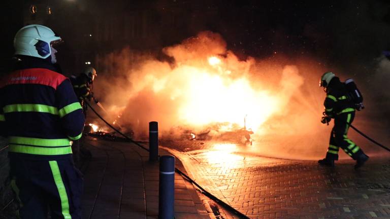 De brandweer bluste het vuur. (Foto: FPMB)