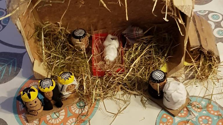 De achtjarige Dylan Sebrechts uit Steenbergen hoef je niets te leren over creatief zijn met  kurk. Hij heeft er zijn eigen kerstpoppetjes van gemaakt (Foto: Esmé Sebrechts)