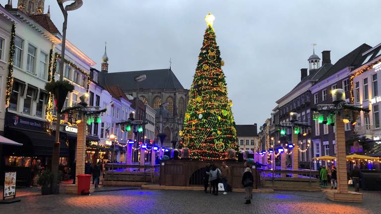 Ieder uur komt de stem van Careltje uit de grote kerstboom in het centrum van Breda. (Foto: Edwin Vossen)