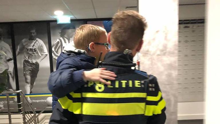 De politie bezorgde Julyan de avond van zijn leven. (Foto: politie Waalwijk/Facebook)