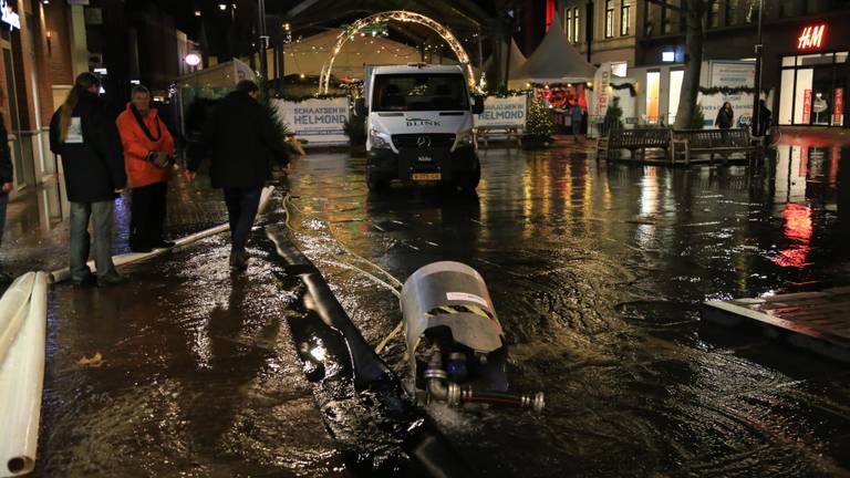 De brandkraan brak af. (Foto: Harrie Grijseels/SQ Vision)