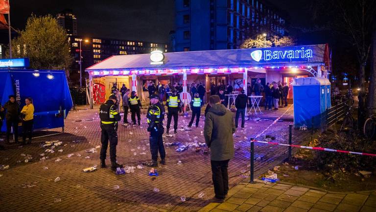 Agenten doen onderzoek bij De Aftrap. (Foto: Sem van Rijssel/SQ Vision)