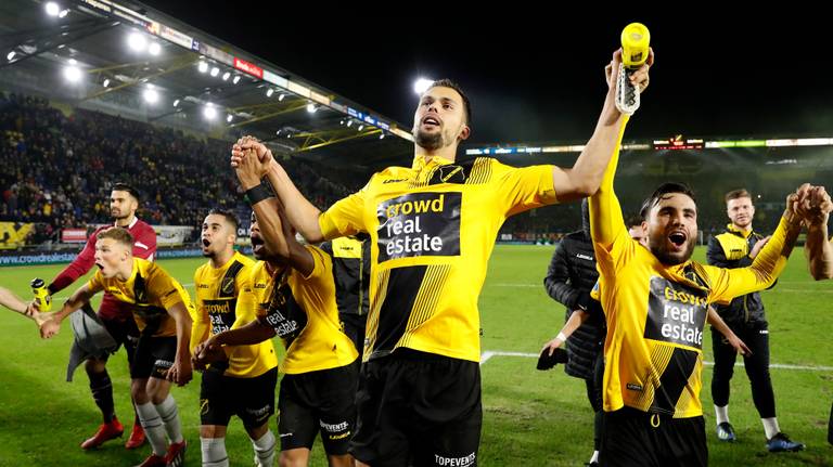 Feest bij de spelers van NAC na de zege op Heerenveen (foto: VI Images).