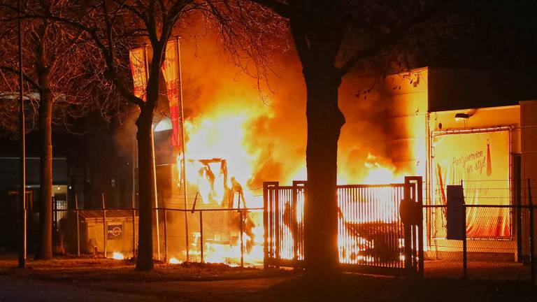 Het vuur verwoestte een busje en een kleine vrachtwagen. (Foto: Gabor Heeres)