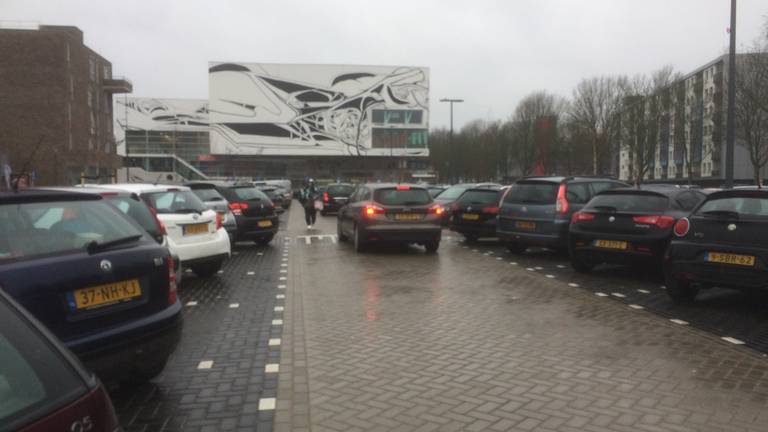 Rondjes rijden op zoek naar een parkeerplek