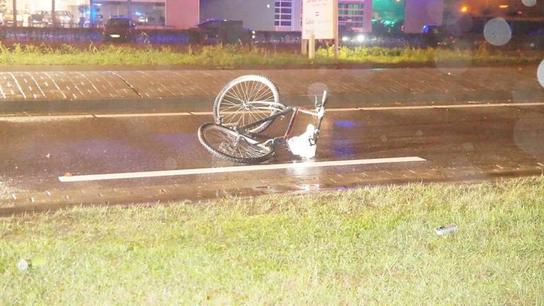 De fiets van de man uit Kaatsheuvel kwam door de klap meters verderop in de straat terecht (Foto: FPMB/Erik Haverhals)
