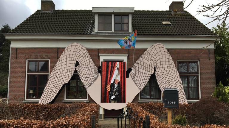 Commotie in Liessel om vrouwenbenen voor het huis van carnavalsprins.