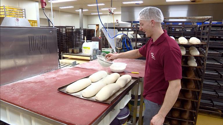 Duizenden kerststollen en worstenbroodjes voor kerst