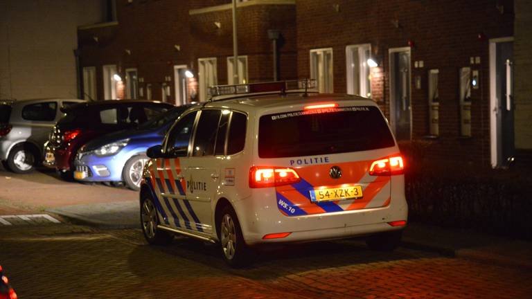 De politie zoekt naar de verwarde man. (Foto: Perry Roovers)