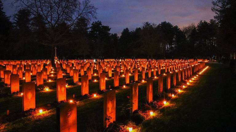 Ruim 2400 kaarsjes branden in Bergen op Zoom. (Foto: Toby de Kort/De Kort Media)