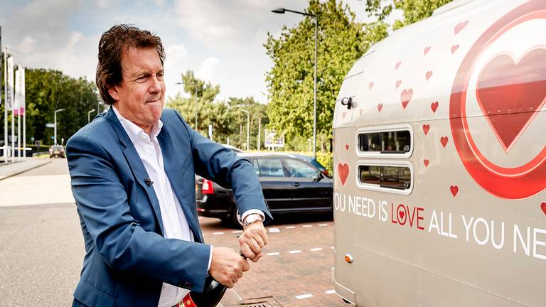 Robert ten Brink bij de caravan van All You Need is Love (Foto: ANP)