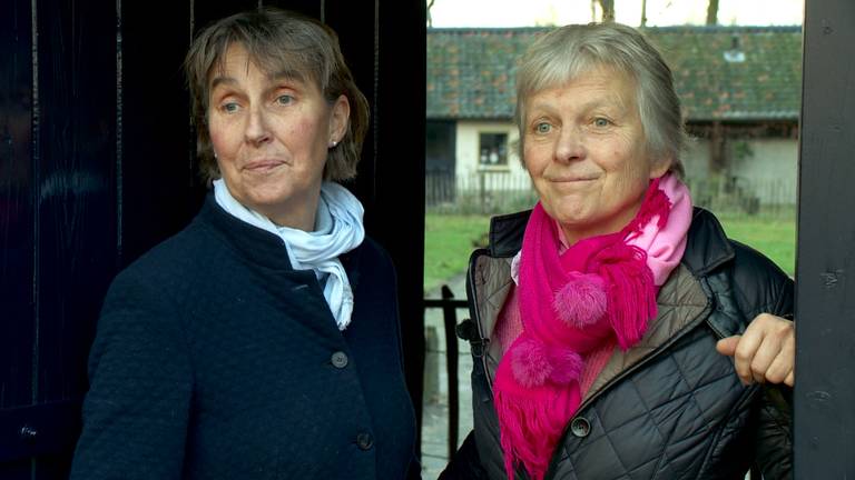 Noudje en Doris vangen ouderen met Alzheimer op.