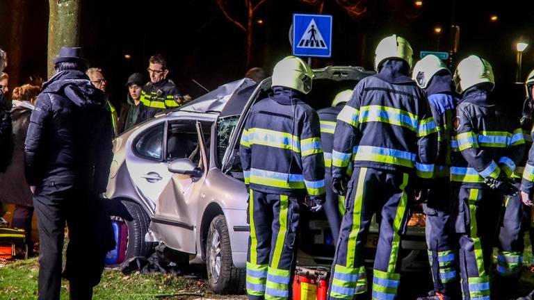 Beide inzittenden raakten gewond (foto: Danny van Schijndel)