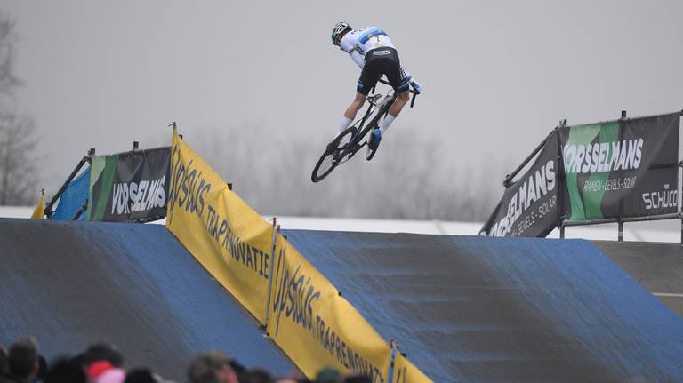 Mathieu van der Poel vliegt naar de overwinning in de Azencross (foto: VI Images).