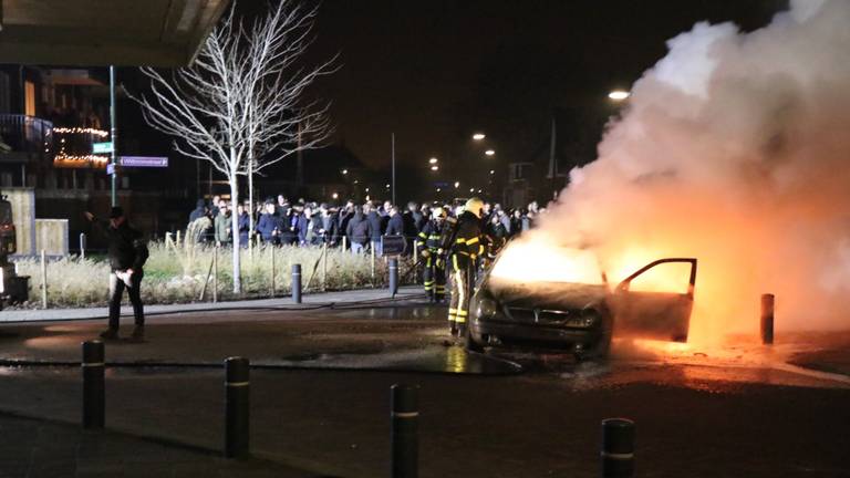 De autobranden trokken veel bekijks (foto: Jurgen Versteeg)