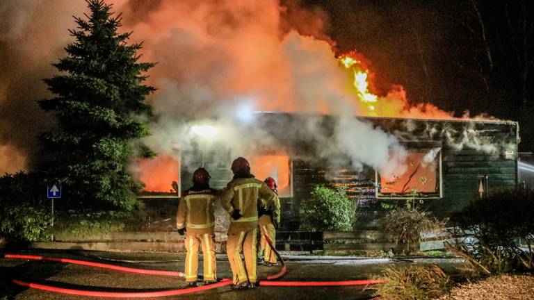 Het chalet brandde uit. (Foto: 112nieuwsonline)