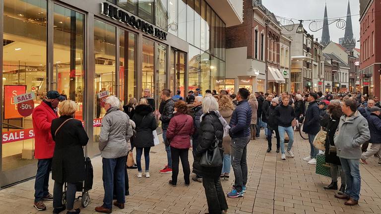 De mensen moesten buiten wachten tot het pand weer vrijgegeven werd (foto: Toby de Kort)