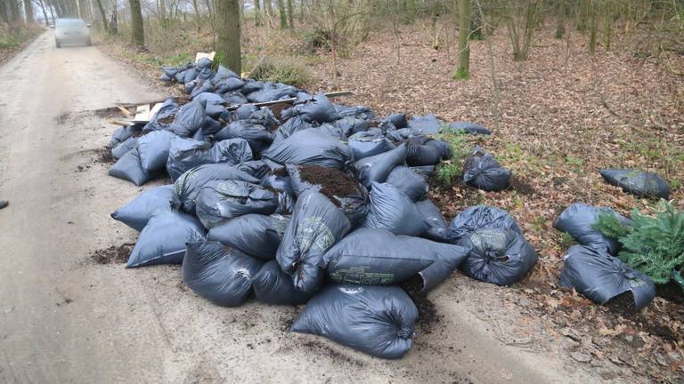 Ruim vijftig zakken met hennepafval werden gedumpt (foto: Harrie Grijseels/SQ Vision Mediaprodukties)