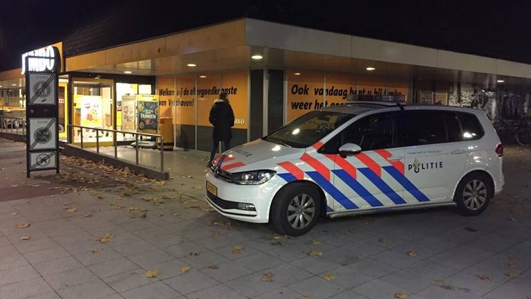 De politie bij de supermarkt. (Foto: Hans van Hamersveld