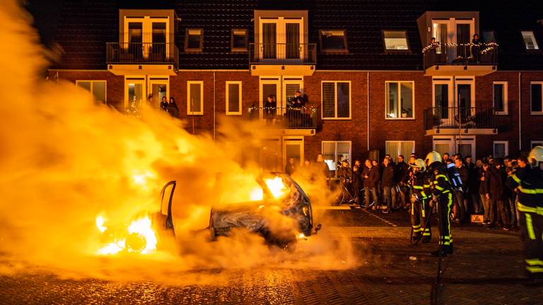 Weer auto's in brand in Veen (foto: Marcel van Dorst/SQ Vision).