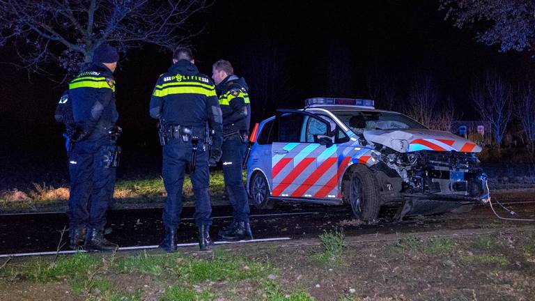 De politieauto is zwaar beschadigd. (Foto: SK-Media)