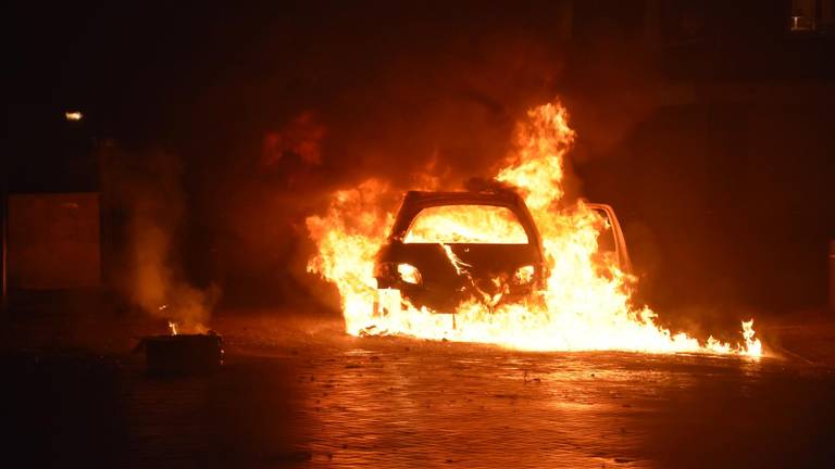 Ook zondagavond is er weer een auto uitgebrand (foto: Erik Haverhals).