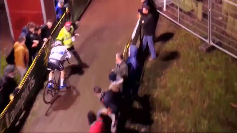 Van der Poel botste op een steward.