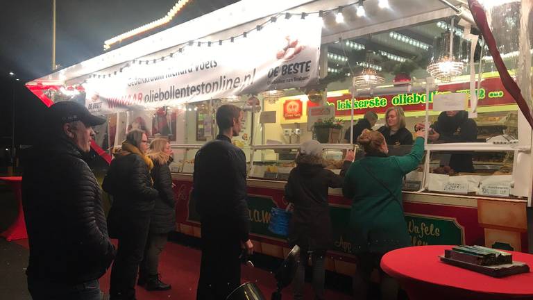 Het is al vroeg druk bij de oliebollenkraam van Richard Voets in Tilburg.