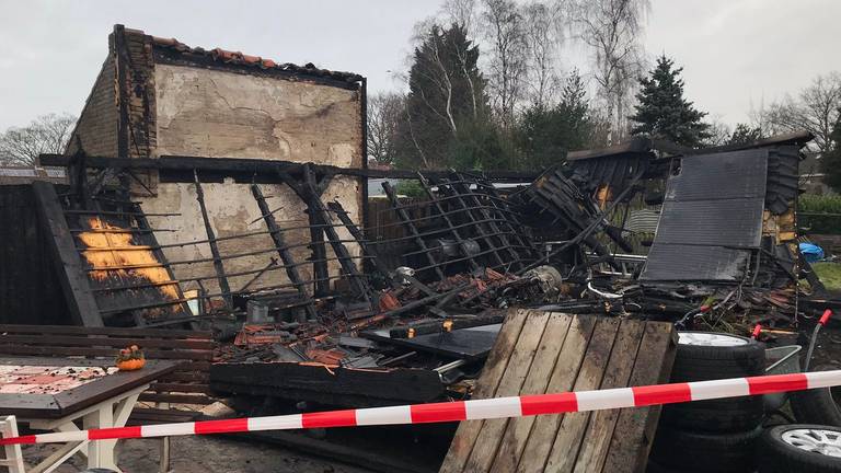 Achter het huis is een schuur volledig verwoest. (Foto: Raymond Merkx)