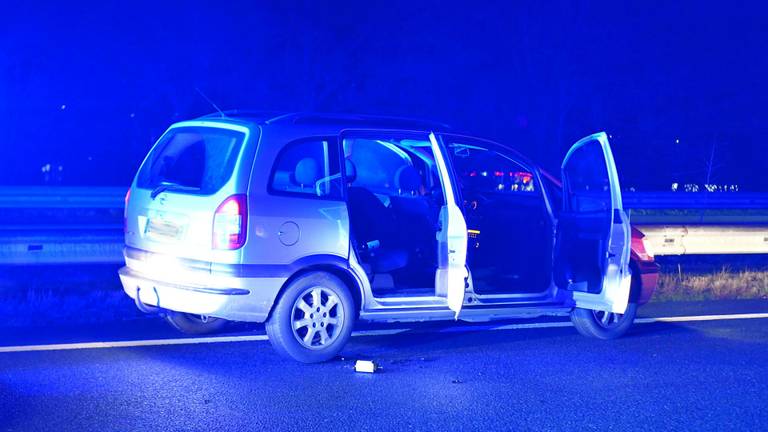 De auto stond met geopende portieren op de snelweg (foto: Rico Vogels/SQ Vision).