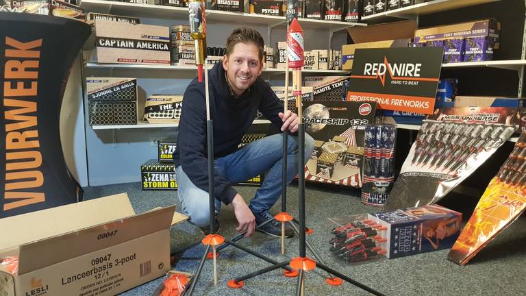 Vuurwerkhandelaar Niels de Lauré wacht met smart op de nieuwe lanceerstandaarden (foto: Collin Beijk)