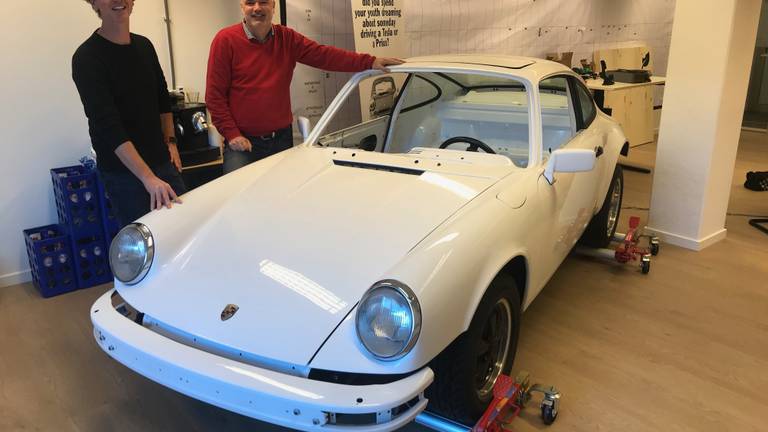 Martijn van Dijk en Jurgen Moerman bij hun 'ragbak' Porsche 911