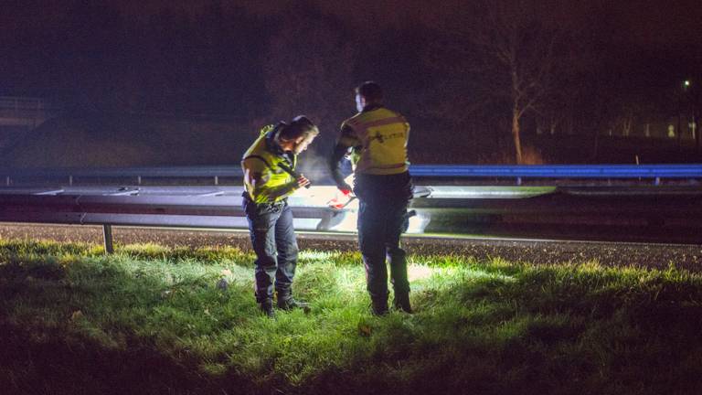 De politie doet onderzoek bij de A58 (Foto: GinoPress B.V).